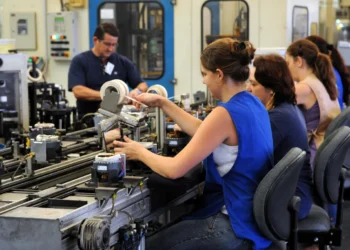 Indústria brasileira cria 910 mil vagas em 4 anos