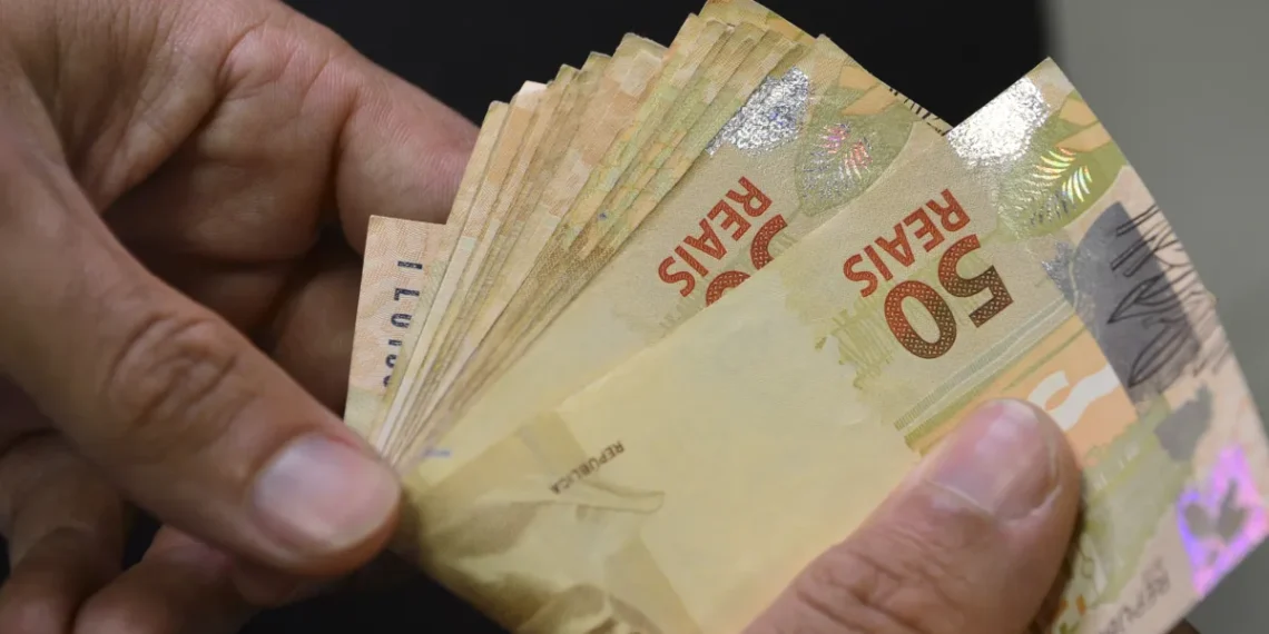 Famílias estão mais endividadas e dívida pública dispara