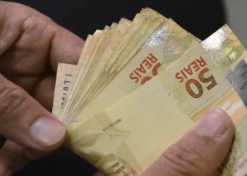 Famílias estão mais endividadas e dívida pública dispara