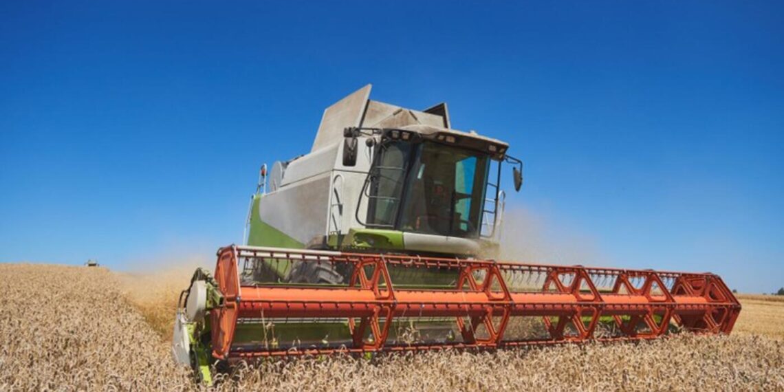 Colheitadeira colhendo soja durante safra recorde de 2025 no Brasil