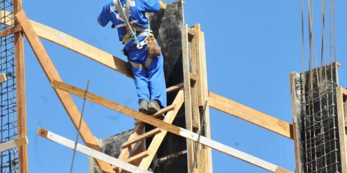 Obras paradas refletem queda no investimento da construção devido a crédito caro