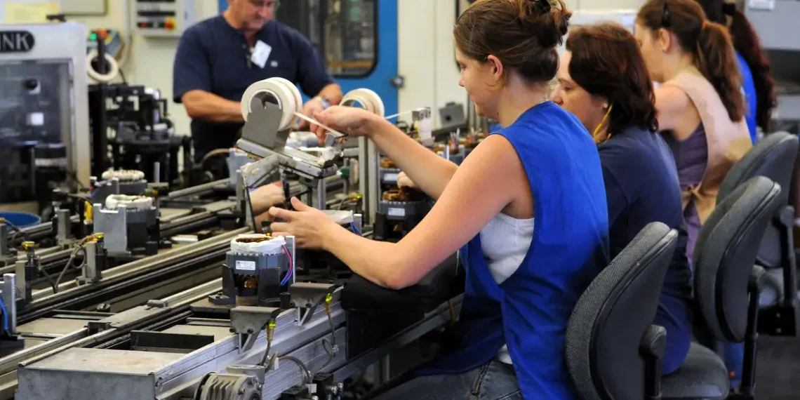 Confiança da indústria brasileira recua em agosto, segundo CNI