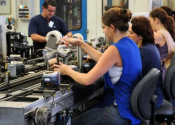 Confiança da indústria brasileira recua em agosto, segundo CNI