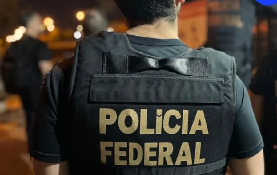 Agentes da Polícia Federal cumprem mandados da Operação Carbono Oculto