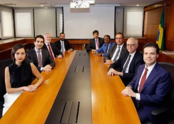 BC mantém Selic em 15% e projeta juros altos até 2026