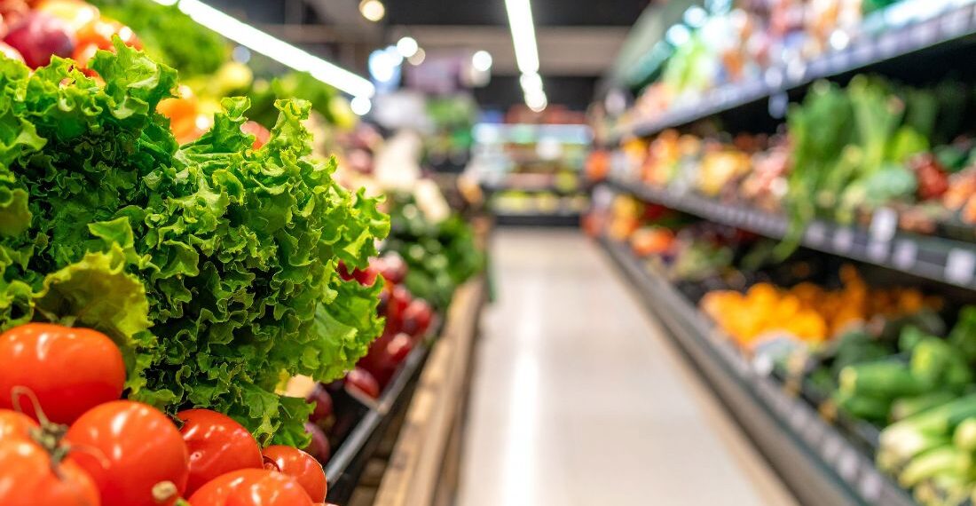 Preços de alimentos em queda ajudam a reduzir IPCA em agosto de 2025