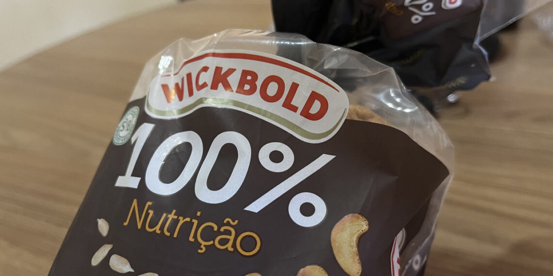 Produtos das marcas Wickbold e Bimbo juntas em gôndola de supermercado após aprovação da compra pelo Cade