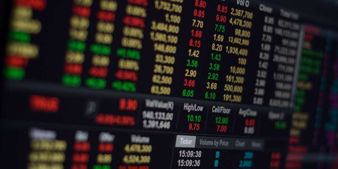 Ibovespa em queda recua 0,73% antes do feriado, após ata do Fed elevar a cautela sobre juros nos EUA; dólar sobe e bancos concentram perdas.