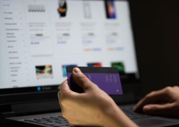 Pesquisa aponta impacto da taxa das blusinhas no consumo