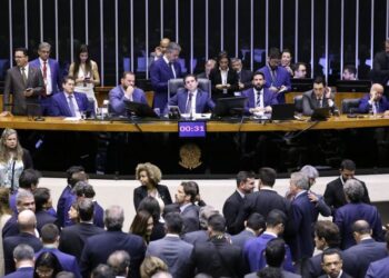 Deputados votam projeto que amplia isenção do Imposto de Renda