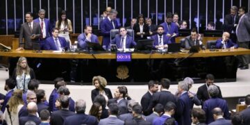 Deputados votam projeto que amplia isenção do Imposto de Renda
