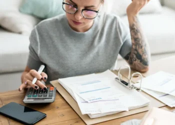 Uso da poupança para gastos correntes preocupa FGV