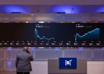 Ibovespa fecha em alta e supera 160 mil pontos