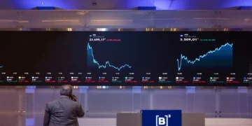 Ibovespa fecha em alta e supera 160 mil pontos