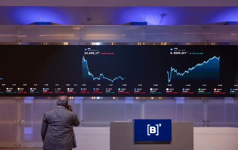 Ibovespa fecha em alta e supera 160 mil pontos