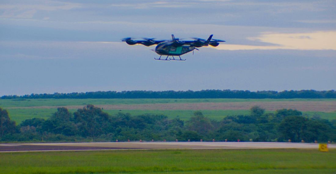 Eve, da Embraer, testa eVTOL em voo inédito no Brasil