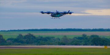 Eve, da Embraer, testa eVTOL em voo inédito no Brasil