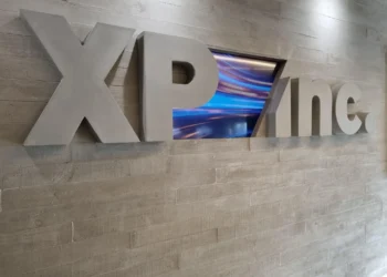 XP anuncia lucro bilionário e troca de CFO